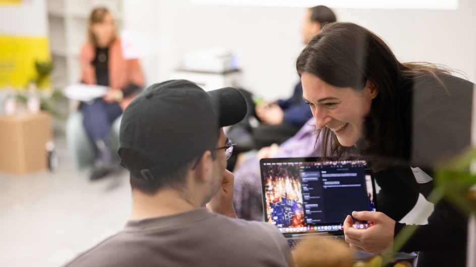 Menschen, die miteinander im Rahmen eines Workshops diskutieren und arbeiten 