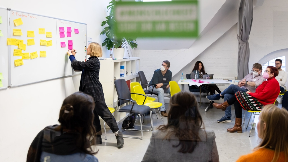 Menschen, die miteinander im Rahmen eines Workshops diskutieren und arbeiten 