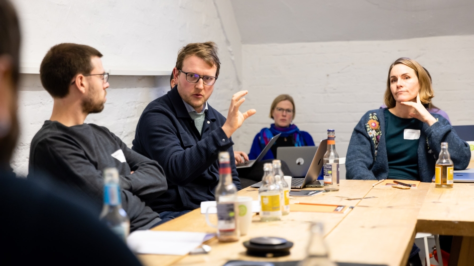 Menschen, die miteinander im Rahmen eines Workshops diskutieren und arbeiten 