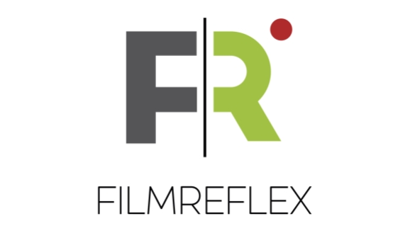 Das Bild zeigt das Logo von "Filmreflex". Das Logo besteht aus den Buchstaben "F" und "R", die stilisiert dargestellt sind. Der Buchstabe "F" ist dunkelgrau und der Buchstabe "R" ist grün. Über dem "R" befindet sich ein roter Punkt. Unter den Buchstaben steht der Schriftzug "FILMREFLEX" in Schwarz. Das Design ist modern und minimalistisch gehalten.